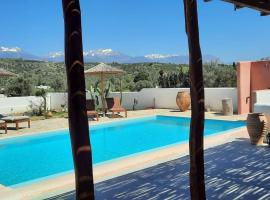 Villa Louloudia stylish luxury villa with private pool, villa i Pitsidia