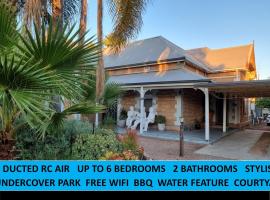 The Atrium - A Stylish Home with up to 6 Bedrooms, holiday home in Port Pirie