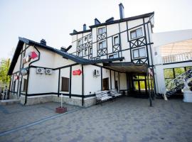 Trio Hotel Restaurant, parkimisega hotell sihtkohas Ivano-Frankivsk