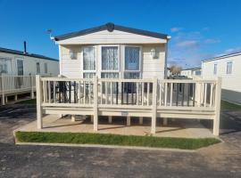 8 BERTH DELUXE CARAVAN Pg156 GOLDEN PALM CHAPEL ST LEONARDS, íbúð í Chapel Saint Leonards