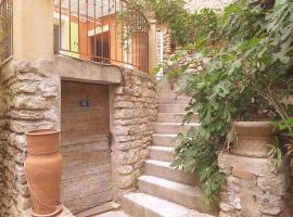 maison au coeur de Fontaine de Vaucluse, nichée sur le rocher et surplombant la sorgue: Fontaine-de-Vaucluse şehrinde bir kiralık tatil yeri