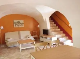 maison au coeur de Fontaine de Vaucluse, nichée sur le rocher et surplombant la sorgue