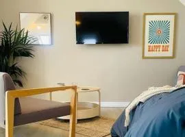 Lovely bijou loft apt, one road back from the sea