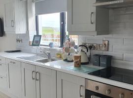 Beside the sea & minutes from Cliffs-Clahane Shore Lodge, villa in Liscannor