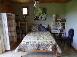 Chambre indépendante deux personnes au bord de la Blanche, hotel in Selonnet