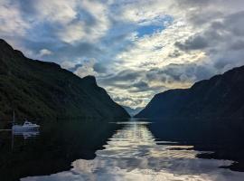 Frafjord Apartments Frøya, hotel with parking in Dirdal