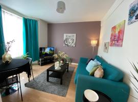 Cheerful 4 bedrooms home 8 mn to train station, cheap hotel in Plumstead