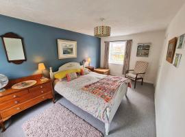 Chapel Bricks-dog friendly cottage near the coast, hotell med parkering i Withernwick