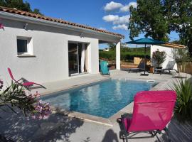 Gite des Clapas Flora, villa avec piscine privée, hotel pre rodiny v destinácii Balazuc