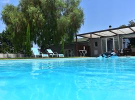 Pool Guesthouse, casa de campo em Corinto