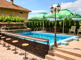 Guest House Dinaya، كوخ في دوبرينيشت