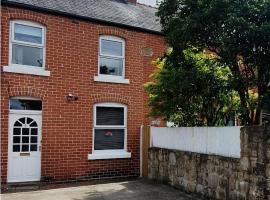 Entire town house with free parking, hotel din Oswestry