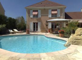Villa Cendrillon, hotel com piscina em Magny-le-Hongre