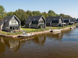 Luxurious detached water villa with jetty, vakantiehuis in Balk