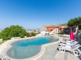 Nice Home In Kucine With Wifi, Private Swimming Pool And Outdoor Swimming Pool, vila mieste Kučine