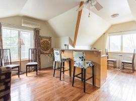 The Loft! Charming, Private, Cozy, Quiet in Nature, guest house in Vaughan