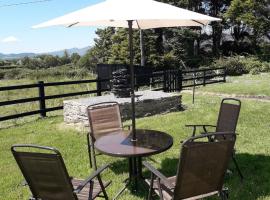 Room in Apartment - 1 Bedroom In A Homely Home With A Lovely Farm, hotel con estacionamiento en Tullakeel