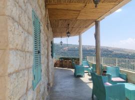 צימר old school בחרמון לזוגות ומשפחות, hotel in Ein Kinya