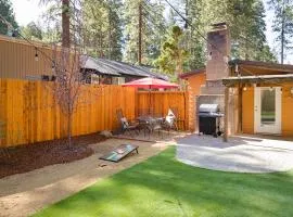 Cozy Cabin, Walk to Beach, Fun Yard, Fresh Decor!