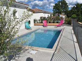 Gîtes des Clapas Lisa, villa**** piscine privée, hotel pre rodiny v destinácii Balazuc