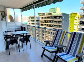 Piso familiar con amplia terraza 300m de la playa, hotelli kohteessa Cullera