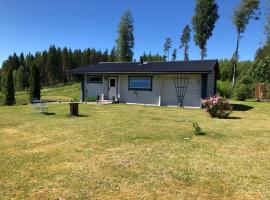 Mysig timmerstuga med braskamin nära Hovfjället, cottage in Torsby