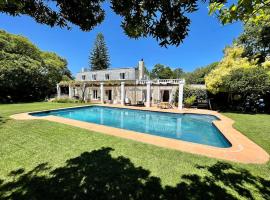 Charming Guest Suite in the Constantia Wine Valley, отель в Кейптауне, рядом находится Klein Constantia Wine Estate