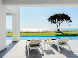 Seafront Villa Nafsika - Private Heated infinity Pool - Direct access to the beach - Play area, hotel en Halikounas