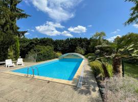 Rose - piscine partagée - proche Europa Park, Hotel in Hessenheim