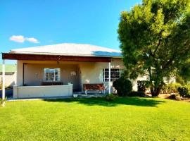 Sunnyside Farm Cottage, Oudtshoorn, South Africa، فندق في أوتشورن