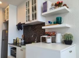 Top Flr Seaview & Rooftop Pool @Blu X, hotel in Bang Saen