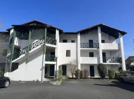Studio Églantine à Cambo-les-Bains, proche thermes, terrasse, parking, accès Internet, animaux OK - FR-1-495-106