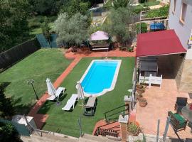 The Happy House, hotel with pools in Mont Barbat