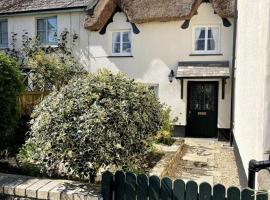 Beautiful 1 bed thatched cottage, vacation home in Dolton