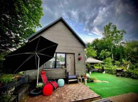 Amazing little house on an island with garden, hotel cerca de Grand Stage at Mezaparks, Riga