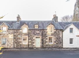 Charming Cardoon Cottage in beautiful village, hotel in Comrie