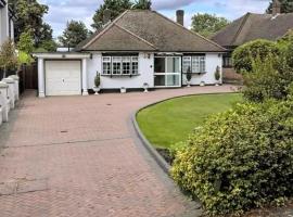 Cheerful 3 bedroom house with off street parking, cottage in Bromley