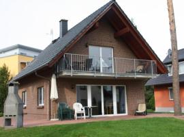 19 OG - Gemuetliche Ferienwohnung mit Kamin direkt am See in Roebel, holiday home in Röbel