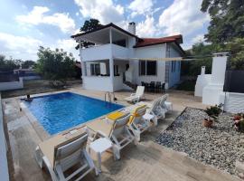 Villa Serenity with private pool and large garden.，穆拉的度假住所