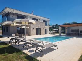 Luxury Villa Serena 2022 - with heated Pool, hotel u gradu Cukrići