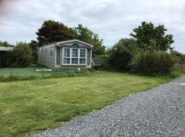 Beautiful 2-Bed holiday home nr Kynance cove, hotel with parking in Helston