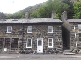 3 bedroom cottage Tremadog square porthmadog, feriebolig i Tremadoc