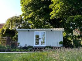 Wellsprings Farm - Self-catering shepherds hut with private garden, glamping site in Durham