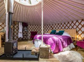 Luxury Yurt with Hot Tub - pre-heated for your arrival, viešnagės vieta mieste Bakstonas