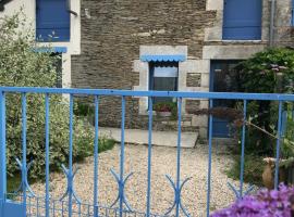 Le Gîte de la Porte Bleue: Guillac şehrinde bir otoparklı otel