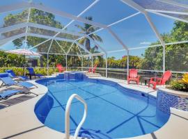 Waterfront Pool Villa with Sailboat access, hotel in zona Coralwood Mall, Cape Coral