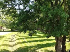 Cute 1-bed cottage with view across park., üdülőház Issacban