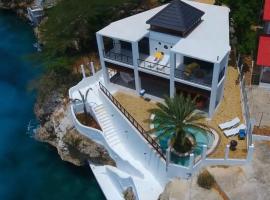 Yemaya Villa Curaçao Unique-Oceanfront-Private stairway to sea!, cottage in Willemstad