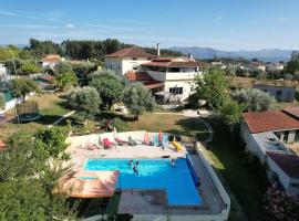 Accommodation with bar and swimming pool (max.16P), hotell med parkering i Pinheiro de Coja
