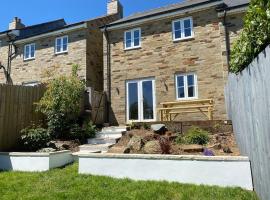 Stylish 3 bed home with allocated parking for 2, hotel in Liskeard